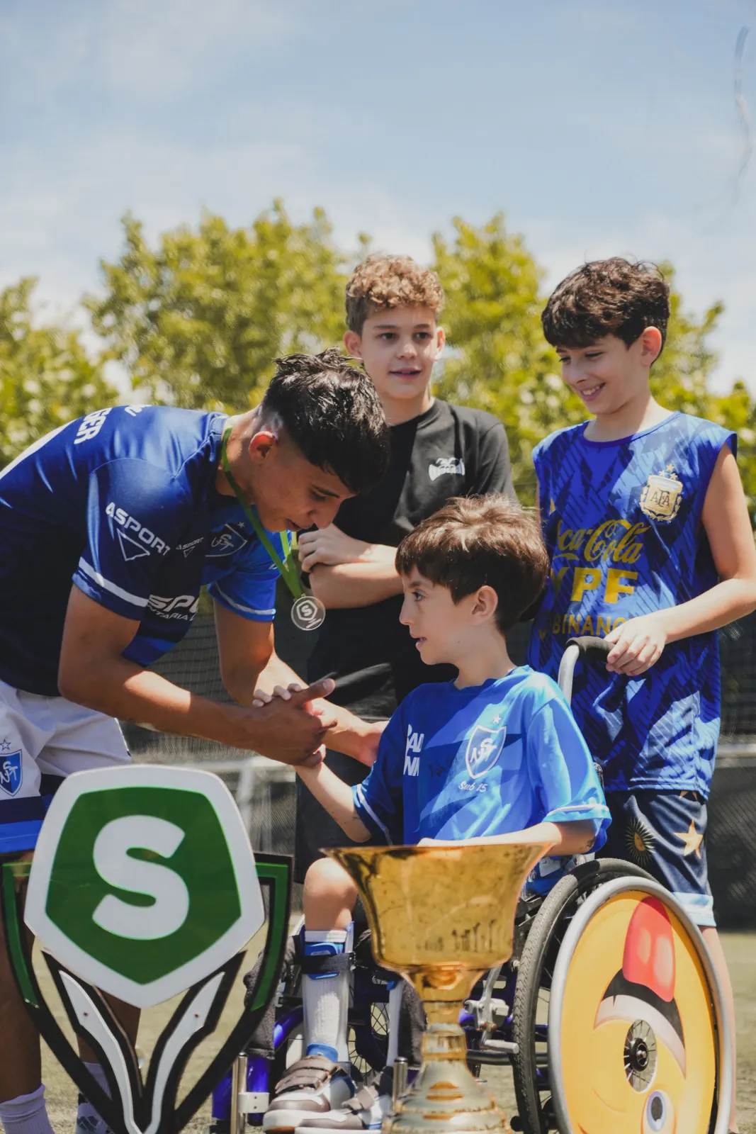 Jugador de NSTeam firmando autógrafos a un chico