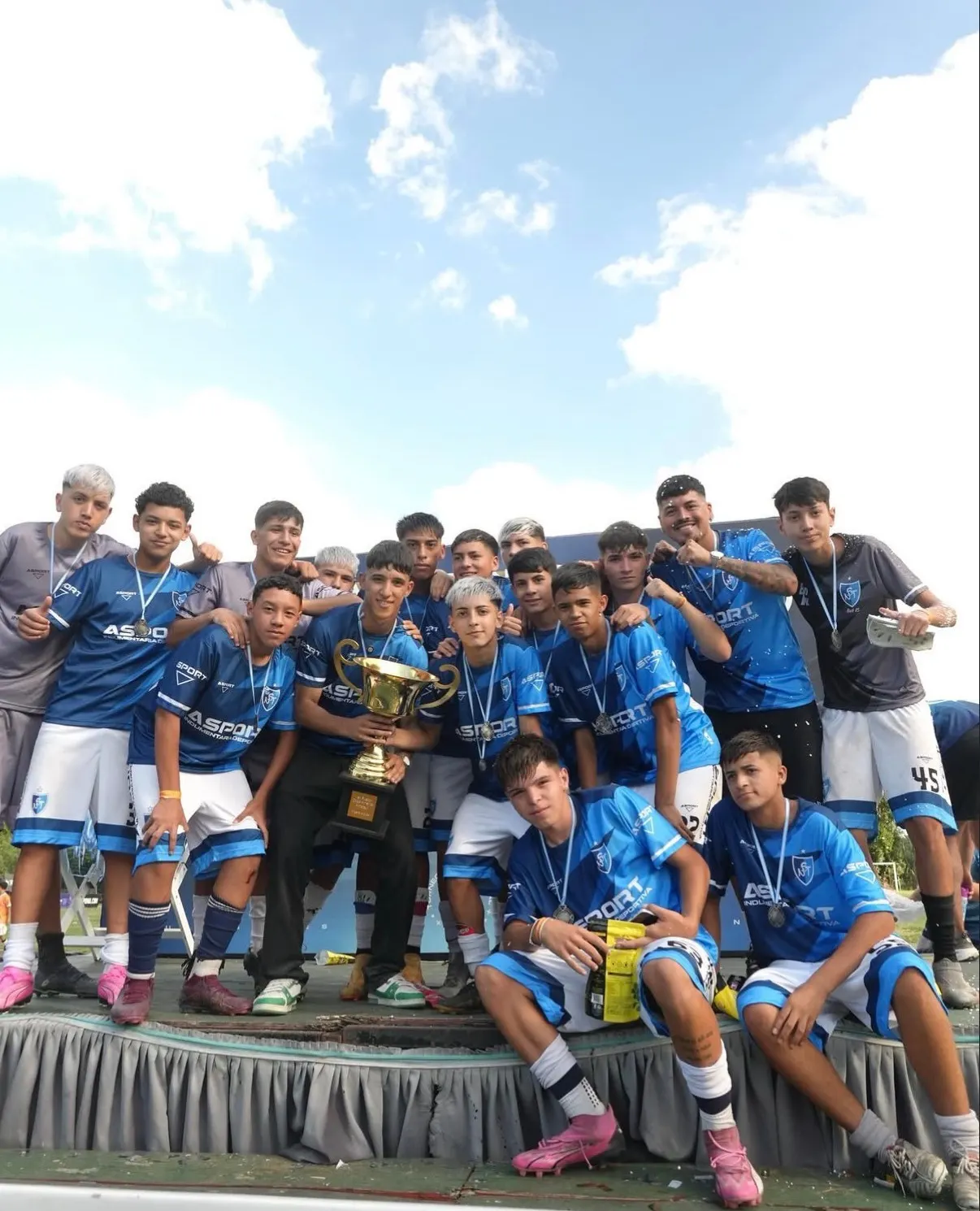 Equipo de NSTeam festejando con la copa